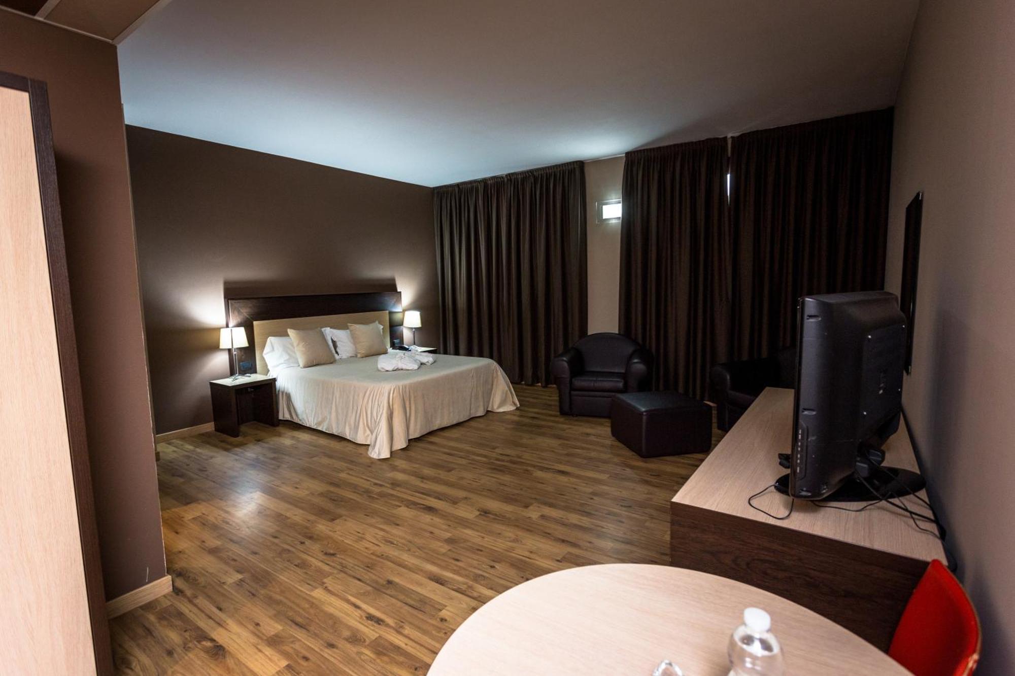 Hotel Don Camillo Брешелло Экстерьер фото